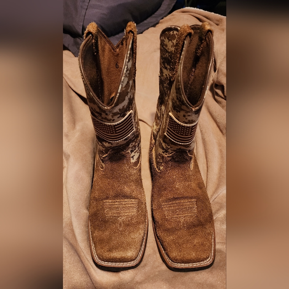 Boys size 6 Ariat boots